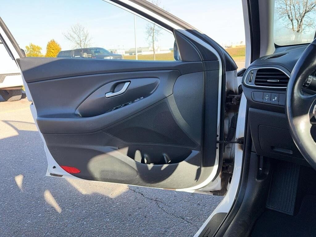 Hyundai Elantra GT NIV KMHH35LE4JU042398 2018 Blanc Chicoutimi - photo #8