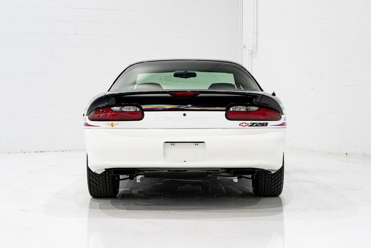 1993 Chevrolet CAMARO Z28 PRIX EN USD | Pace Car with only 957km (595mi) with original window sticker Black Montreal - photo #22