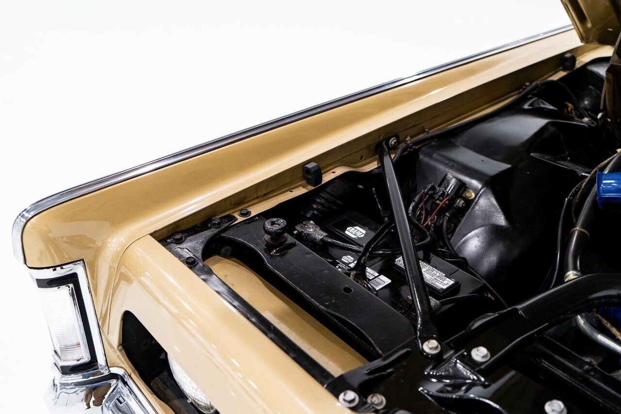Lincoln Continental Only 687 miles from new. Unrestored example **PRICE IN USD** 1969 Or Montréal - photo #19