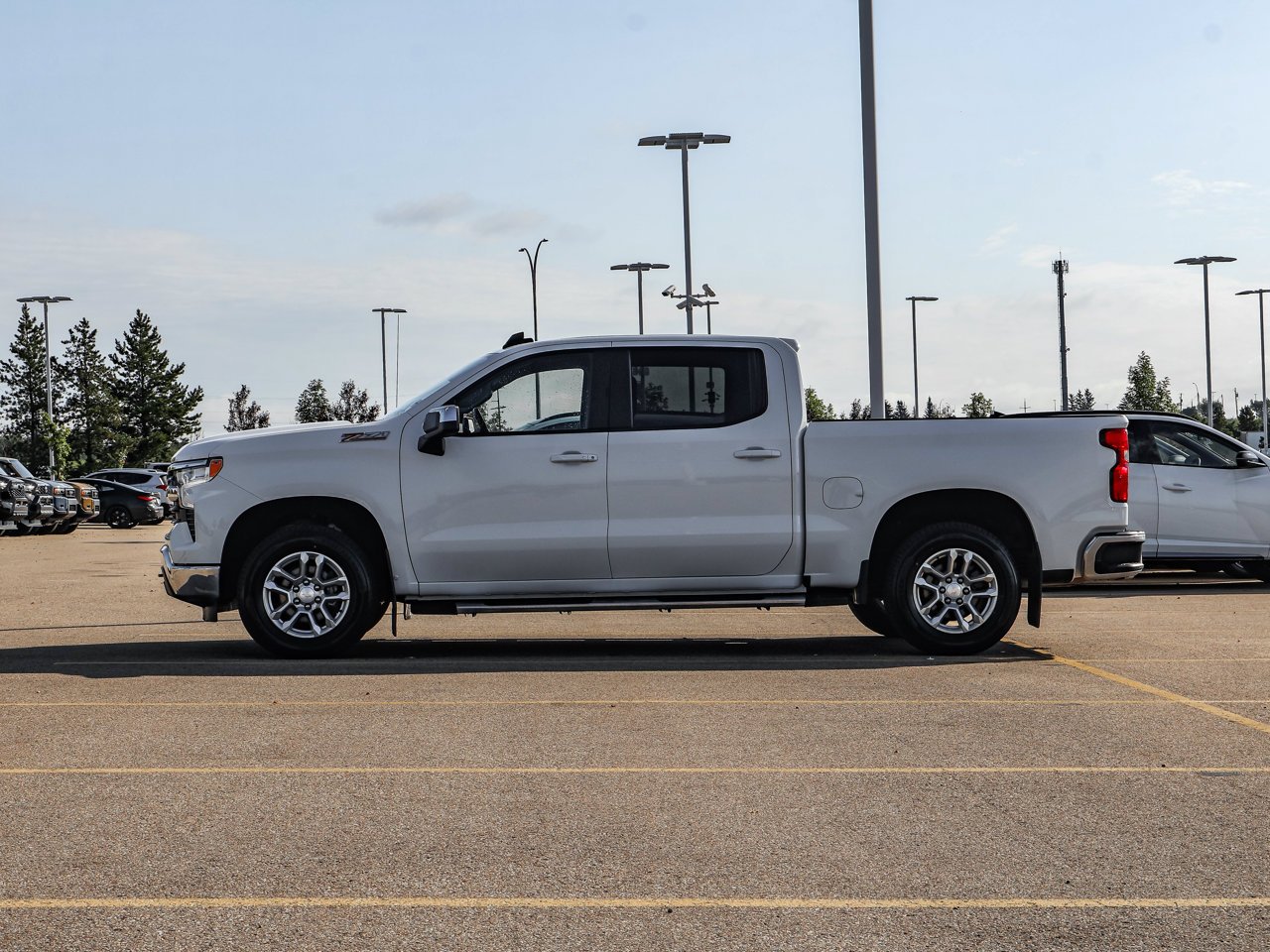 2023 Chevrolet Silverado 1500 4WD Crew Cab 147 LT White Sherwood Park - photo #4