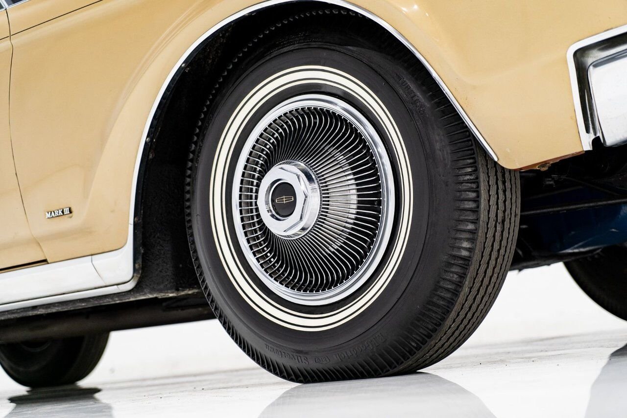Lincoln Continental Only 687 miles from new. Unrestored example **PRICE IN USD** 1969 Or Montréal - photo #6