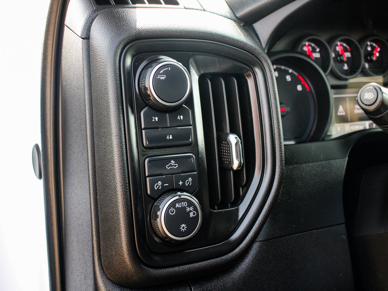 2024 Chevrolet Silverado 2500HD 4WD Crew Cab 159 Custom White Sherwood Park - photo #16
