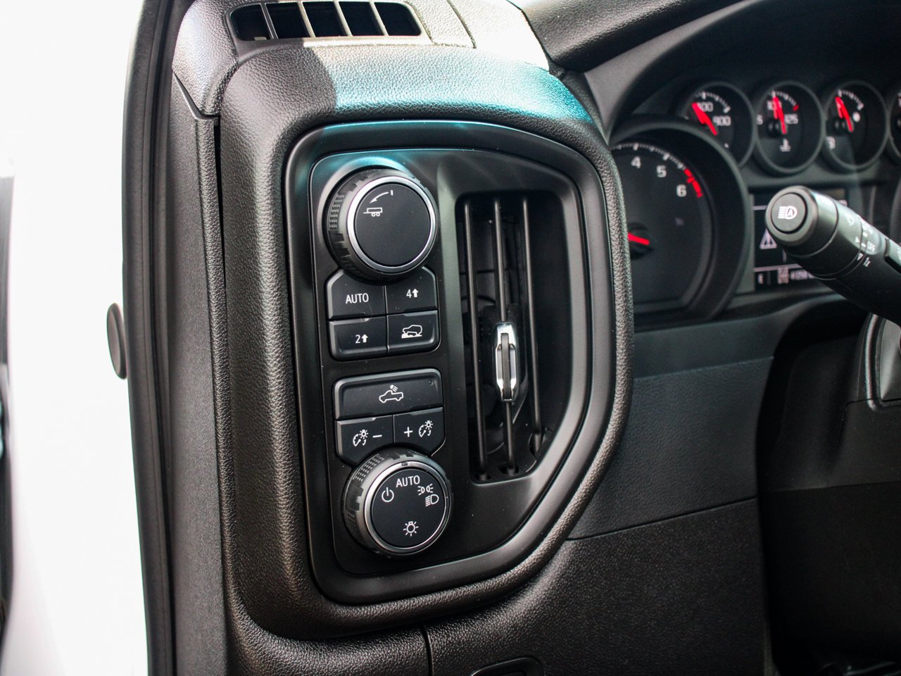 2025 Chevrolet Silverado 1500 4WD Crew Cab 157 Custom White Sherwood Park - photo #16