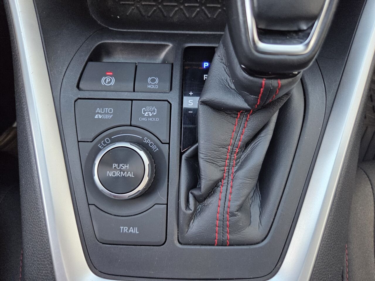 2024 Toyota RAV4 PRIME Black Mont-Laurier - photo #17