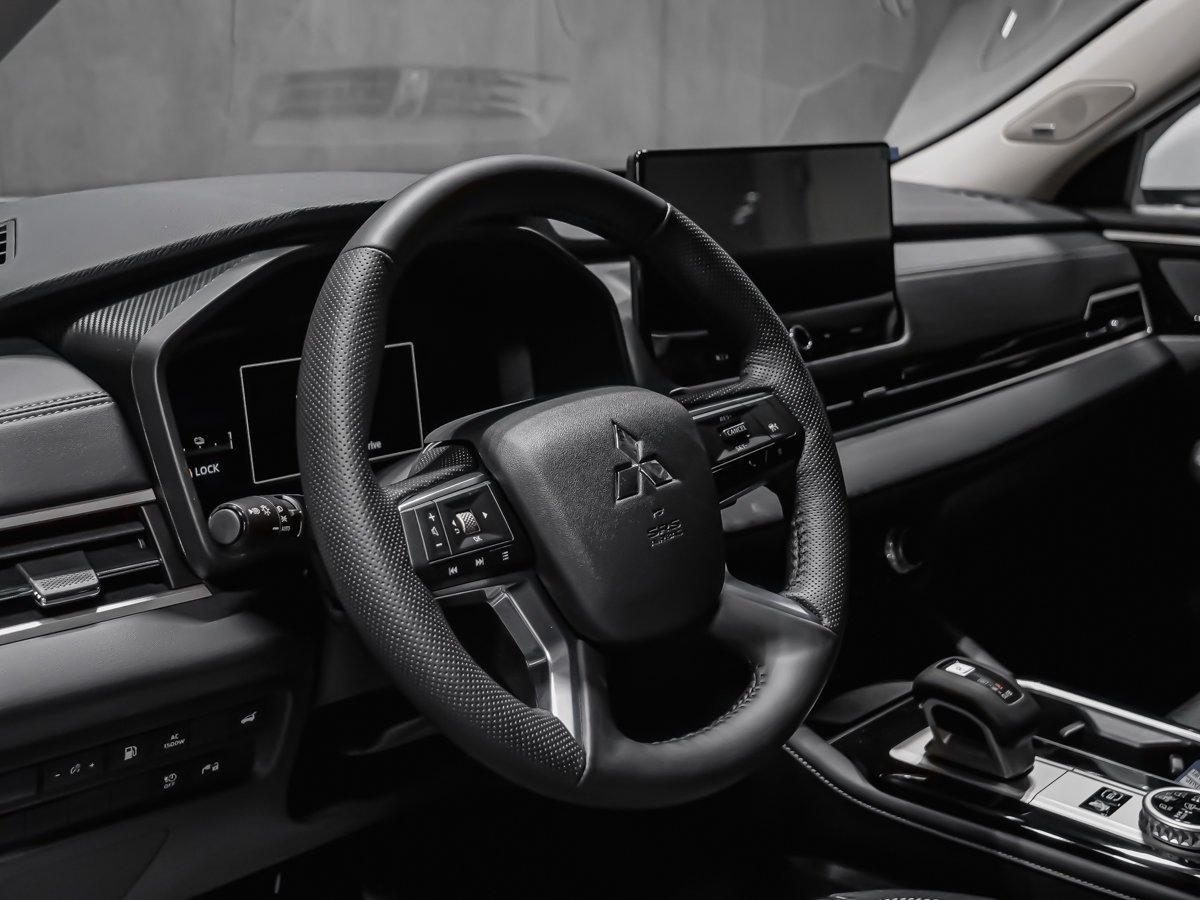 2026 Mitsubishi Outlander Plug-In Hybrid SE White Diamond Premium Finish Montreal - photo #8