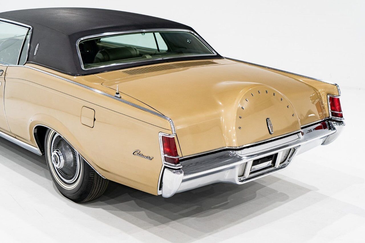 Lincoln Continental Only 687 miles from new. Unrestored example **PRICE IN USD** 1969 Or Montréal - photo #25