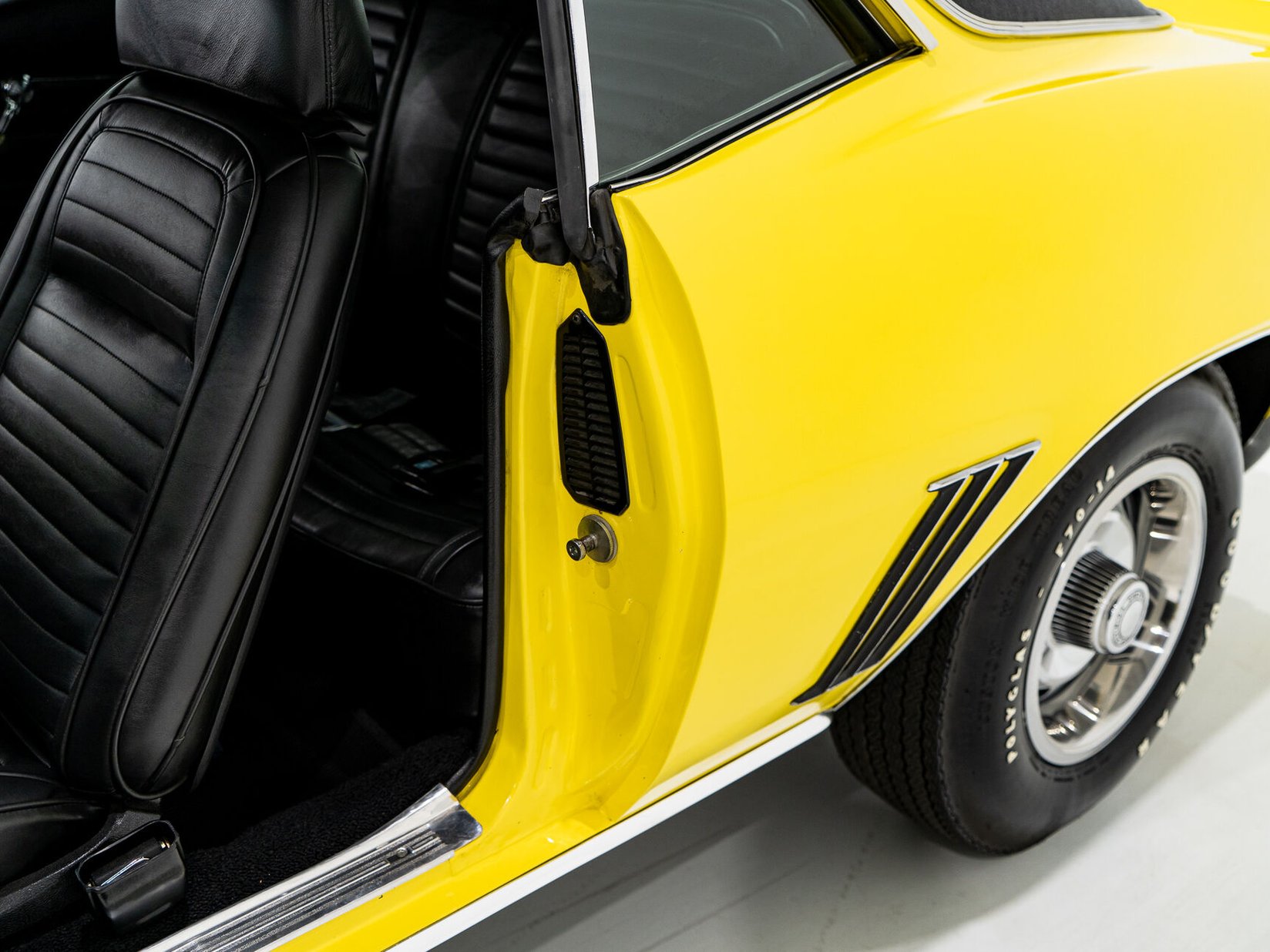 1969 Chevrolet Camaro SS **PRIX EN USD** With factory A/C Yellow Montreal - photo #58