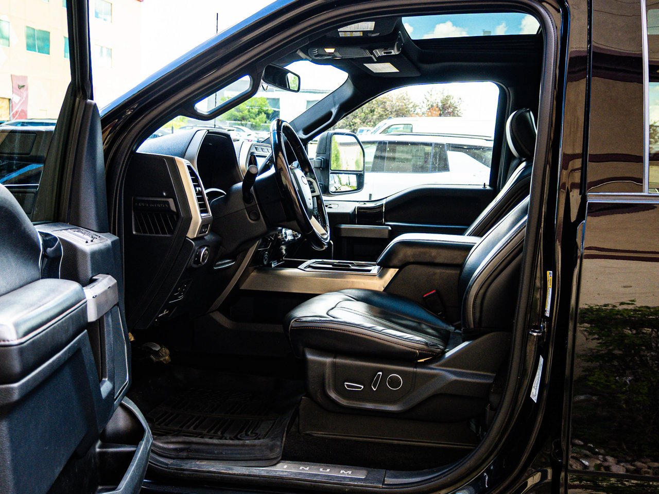 2022 Ford Super Duty F-350 SRW Platinum 4WD Crew Cab 6.75' Box Black Sherwood Park - photo #16