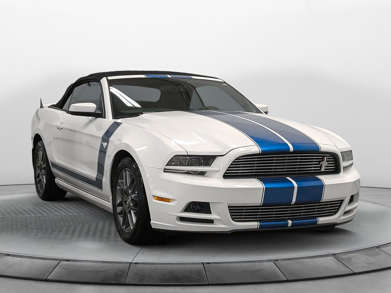 2013 Ford MUSTANG Convertible V6 Premium Automatique White Sherbrooke - photo #3