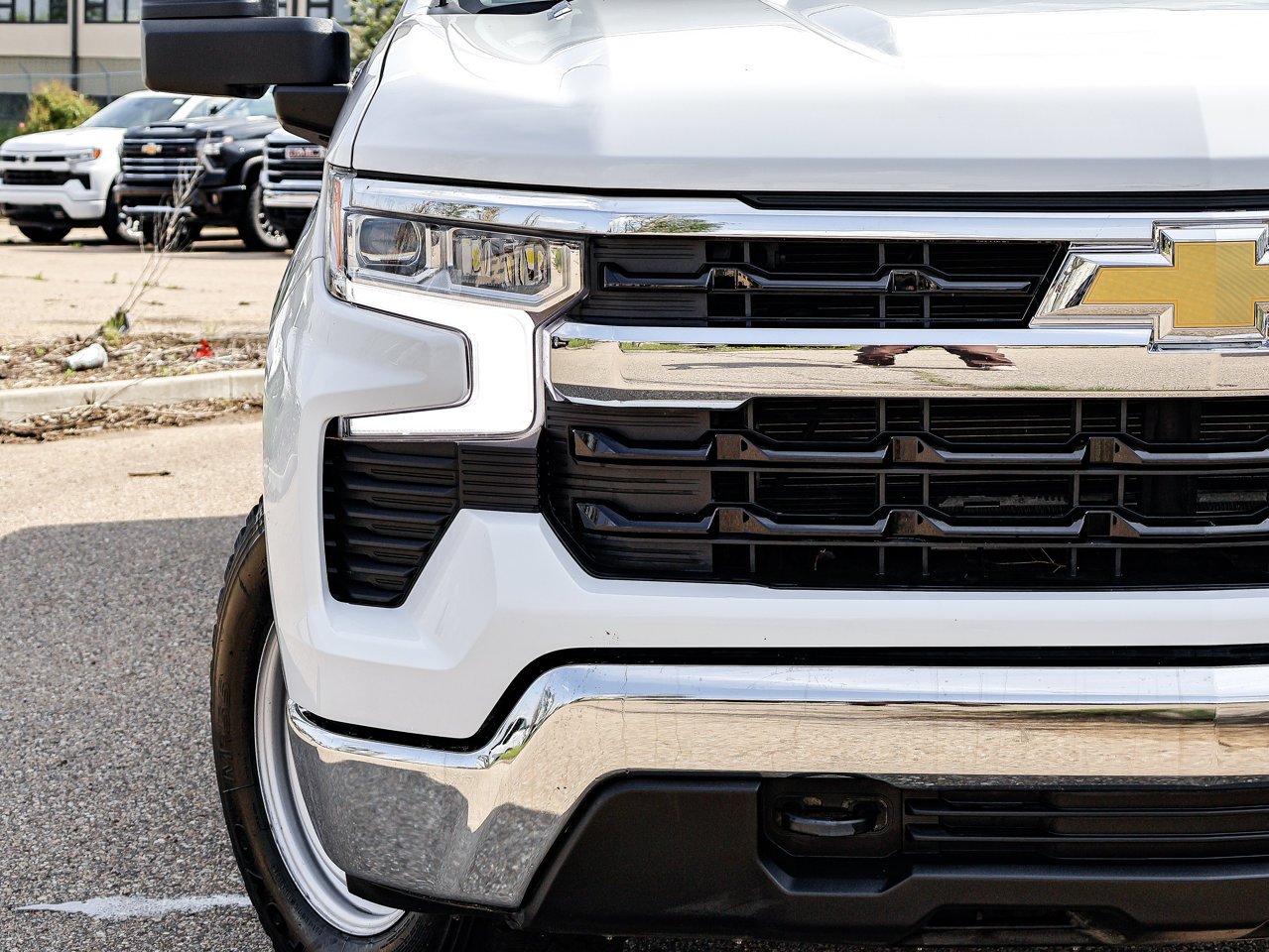 2025 Chevrolet Silverado 1500 4WD Crew Cab 147 LT White Sherwood Park - photo #4