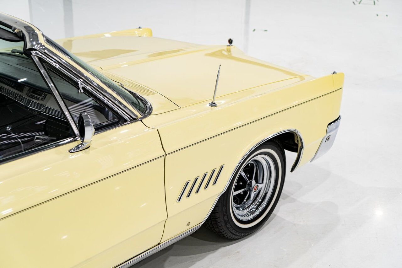 Chrysler 300 PRIX EN USD 440cu.in. Fully restored example 1968 Jaune Montréal - photo #48