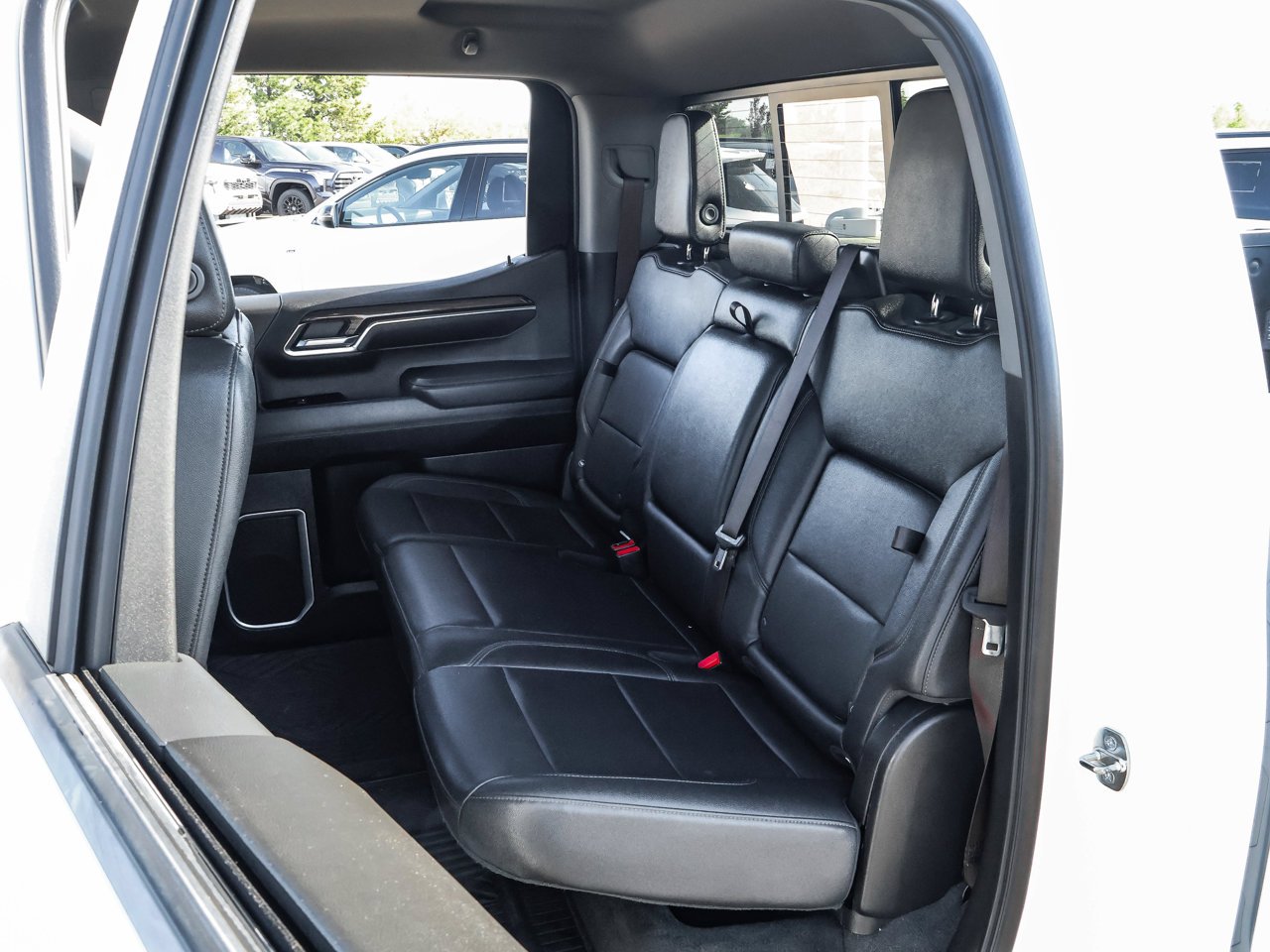 2023 Chevrolet Silverado 1500 4WD Crew Cab 147 LT White Sherwood Park - photo #15