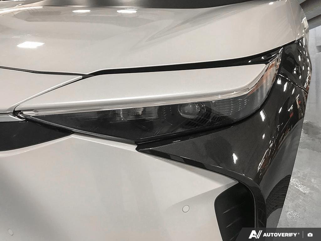 2025 Toyota bZ4X S2501170 | XLE Wind Chill Pearl with Black Roof Edmonton - photo #7