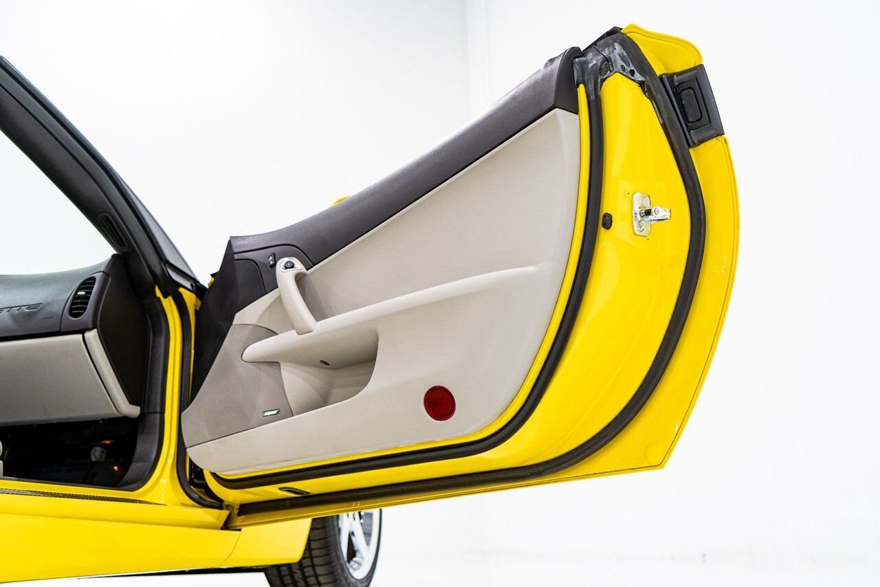 2008 Chevrolet Corvette PRIX EN USD | With Only 900km (563mi) From New With Window Sticker Yellow Montreal - photo #69