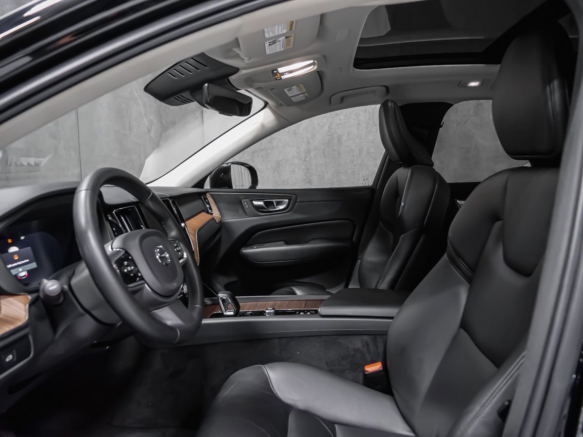 Volvo XC60 PLUS DARK THEME 2023 Noir Montréal - photo #10