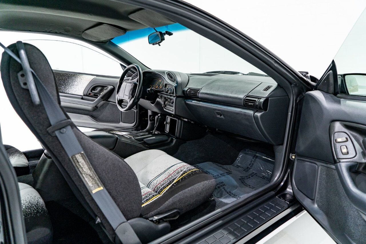 1993 Chevrolet CAMARO Z28 PRIX EN USD | Pace Car with only 957km (595mi) with original window sticker Black Montreal - photo #50