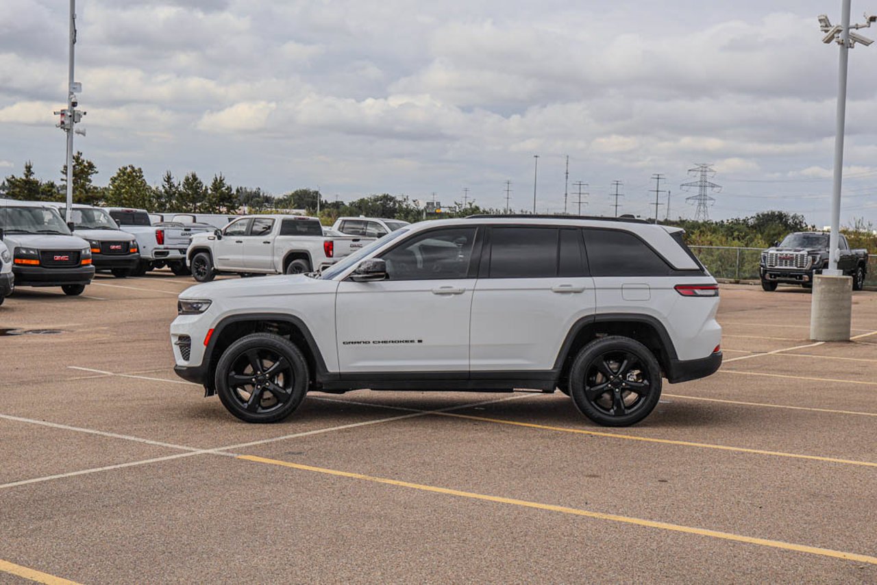 2025 Jeep Grand Cherokee Altitude 4x4 White Sherwood Park - photo #5