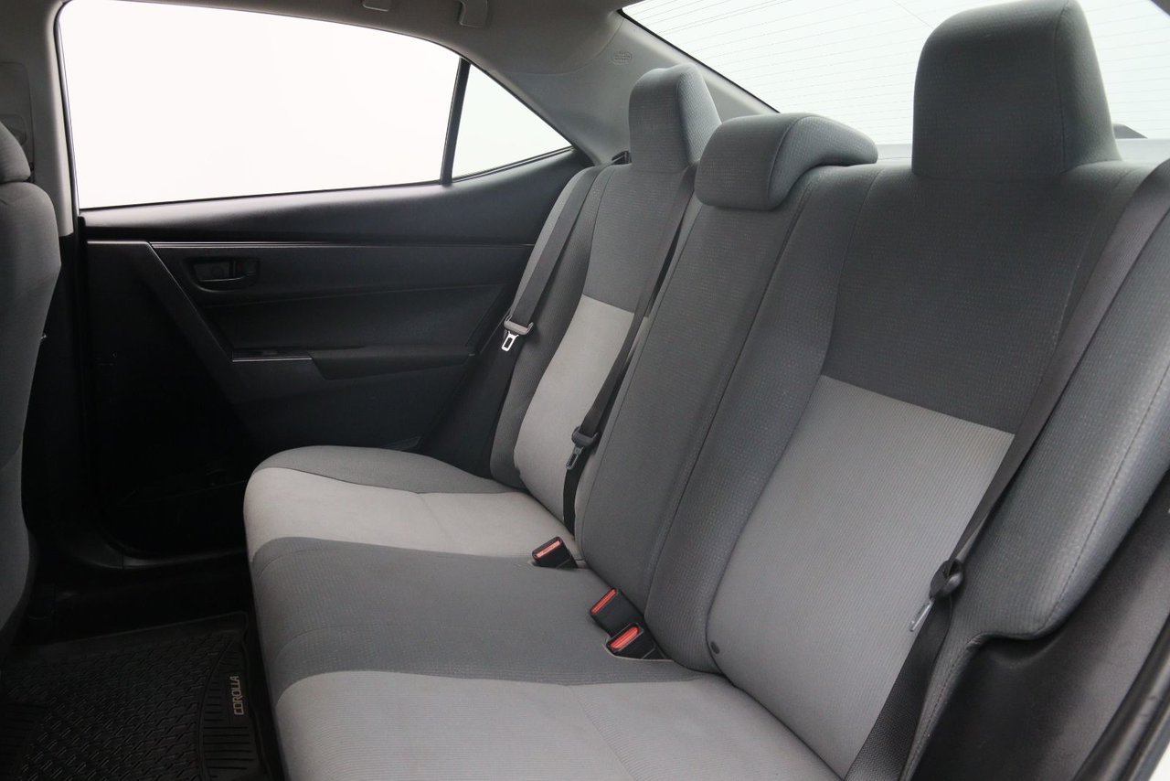 2018 Toyota Corolla VIN 2T1BURHE5JC086477 White Chicoutimi - photo #7