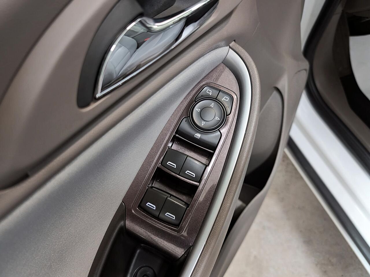 Chevrolet Malibu L berline 4 portes avec 1VL 2017 Gris Saint-Hyacinthe - photo #12