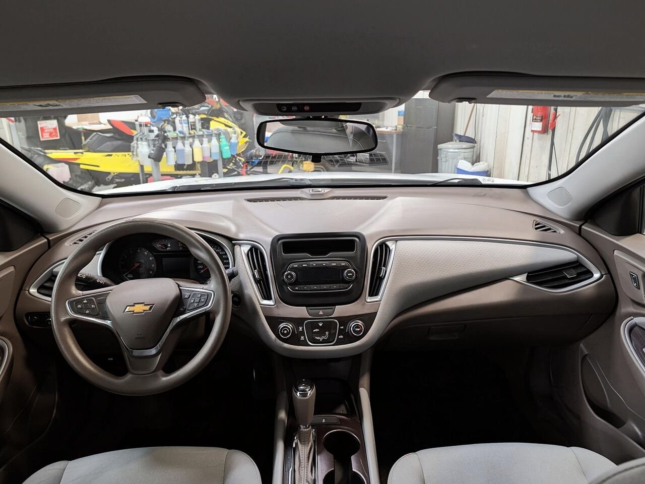 Chevrolet Malibu L berline 4 portes avec 1VL 2017 Gris Saint-Hyacinthe - photo #10