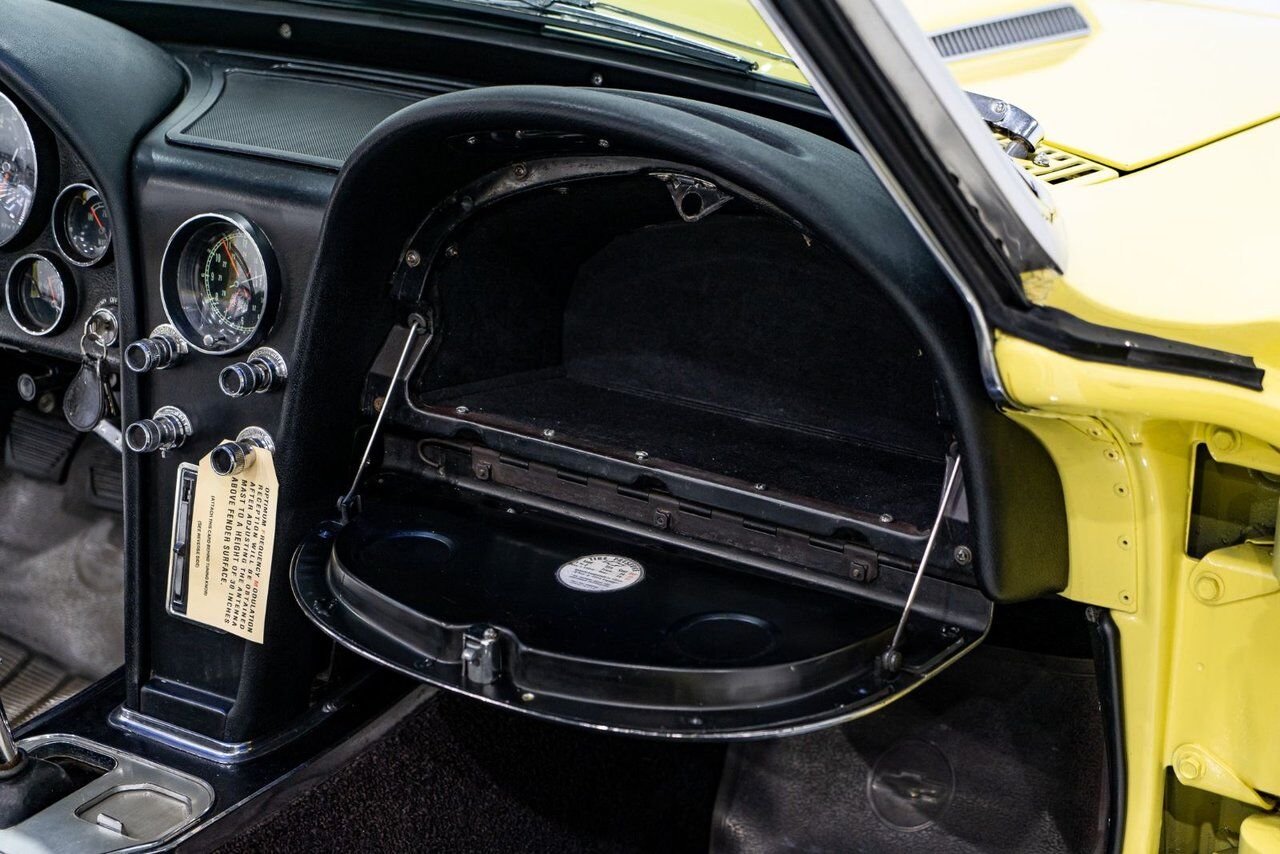 Chevrolet Corvette Matching# 427/425HP IP Code **PRICE IN USD** 1966 Jaune Montréal - photo #68