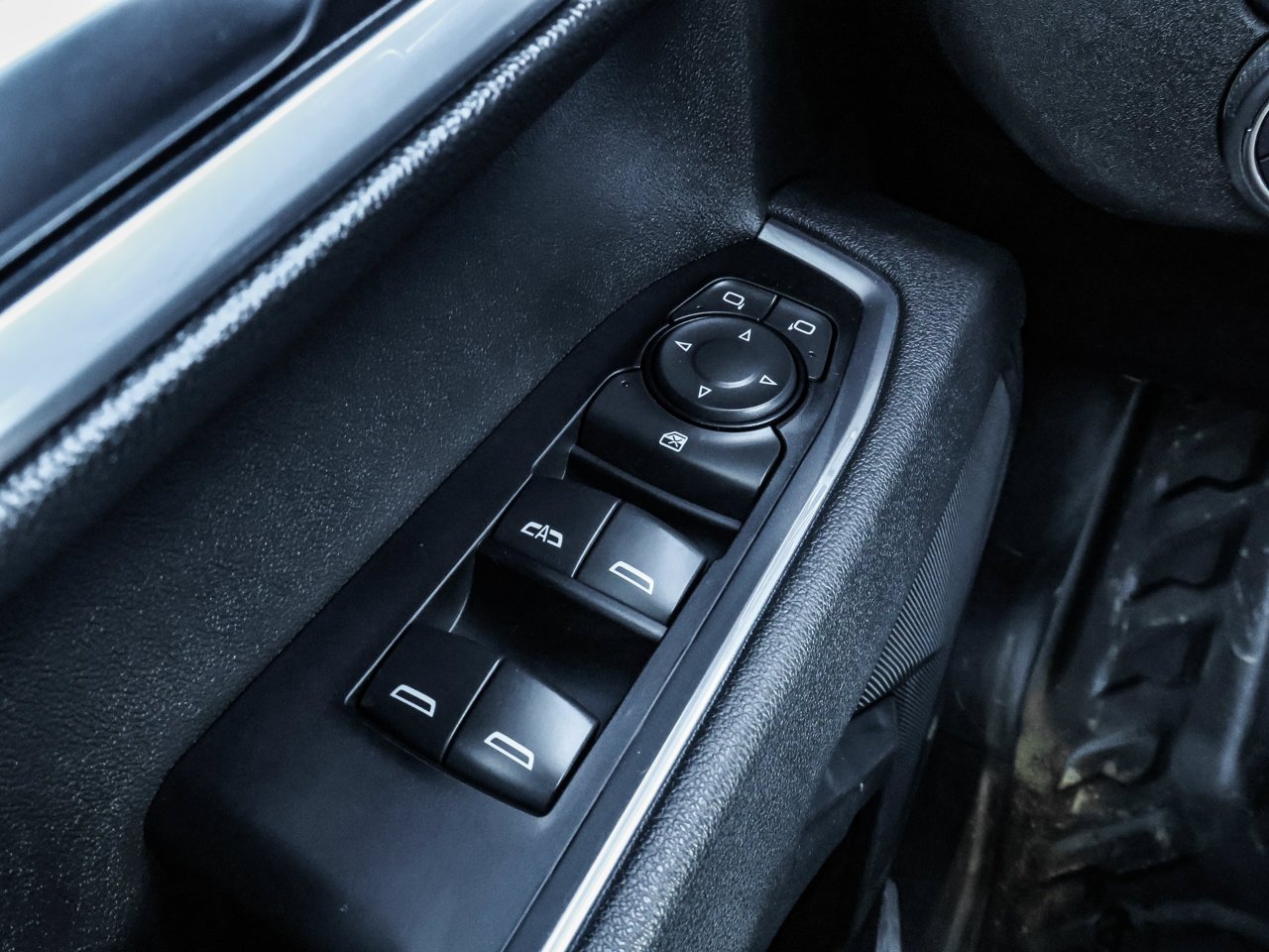 2025 Chevrolet Silverado 1500 4WD Crew Cab 147 LT White Sherwood Park - photo #18