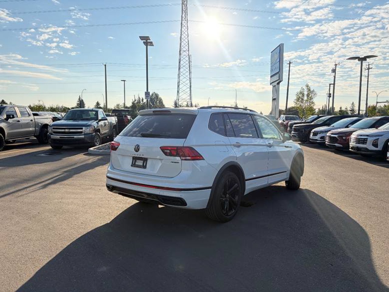 2024 Volkswagen Tiguan Comfortline R-Line Black Edition 4MOTION White Sherwood Park - photo #4