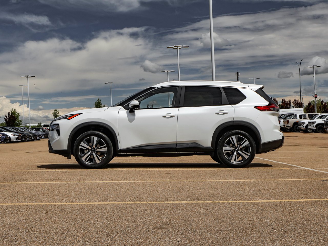 2024 Nissan Rogue AWD SV Moonroof White Sherwood Park - photo #4