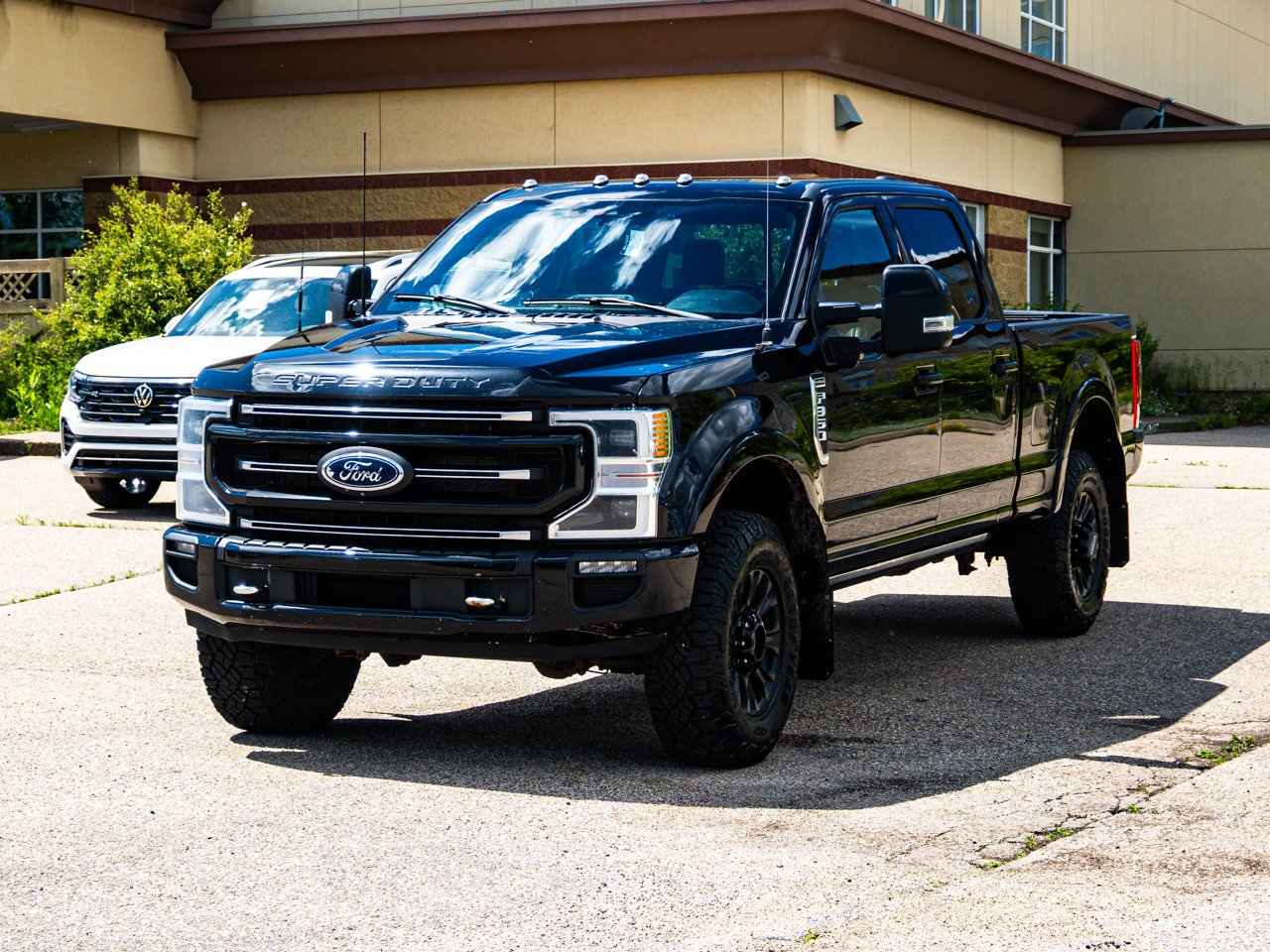 2022 Ford Super Duty F-350 SRW Platinum 4WD Crew Cab 6.75' Box Black Sherwood Park - photo #3