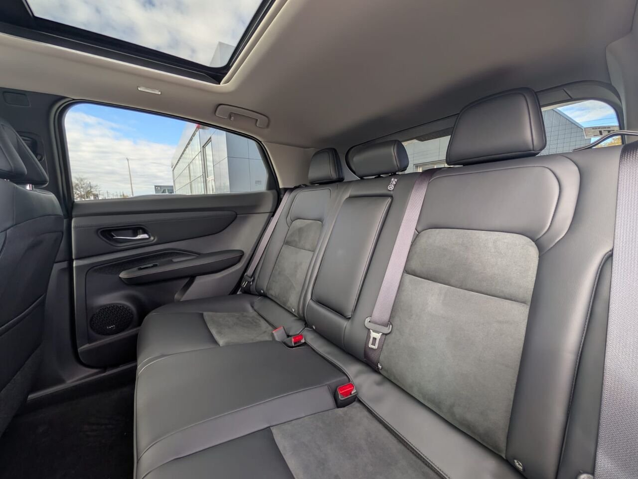 2026 NISSAN ARIYA ARIYA SL E-4ORCE Everest White Pearl Tricoat/Black Diamond Pearl Châteauguay - photo #13