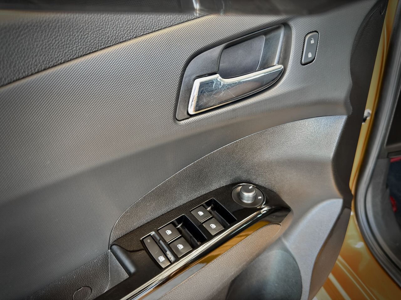 Chevrolet Sonic 2017 Orange Notre-Dame-des-Prairies - photo #23