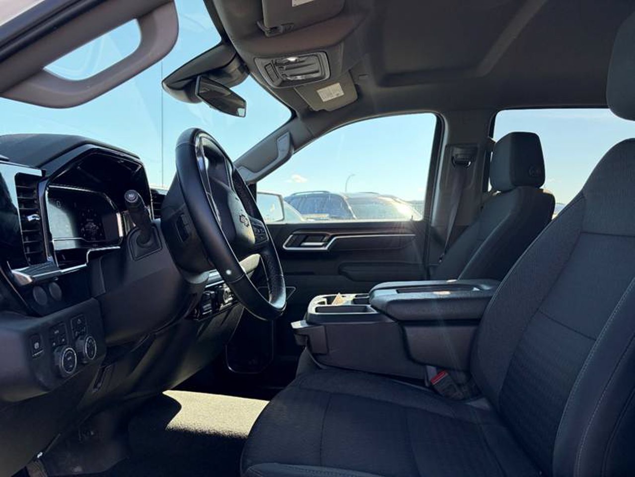 2025 Chevrolet Silverado 1500 4WD Crew Cab 147 LT White Sherwood Park - photo #5