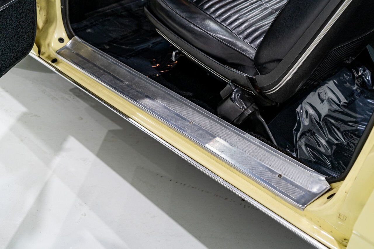 Chrysler 300 PRIX EN USD 440cu.in. Fully restored example 1968 Jaune Montréal - photo #81