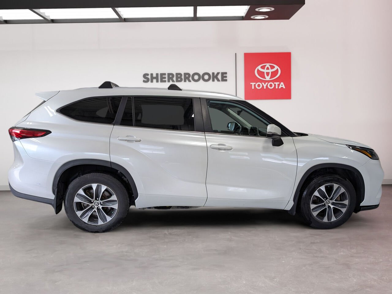 Toyota Highlander XLE/AWD/SIÈGES CHAUFFANTS/VOLANT CHAUFFANT/TOIT OUVRANT/BLUETOOTH/AC BIZONE 2023 Frisson glacé nacré Sherbrooke - photo #2