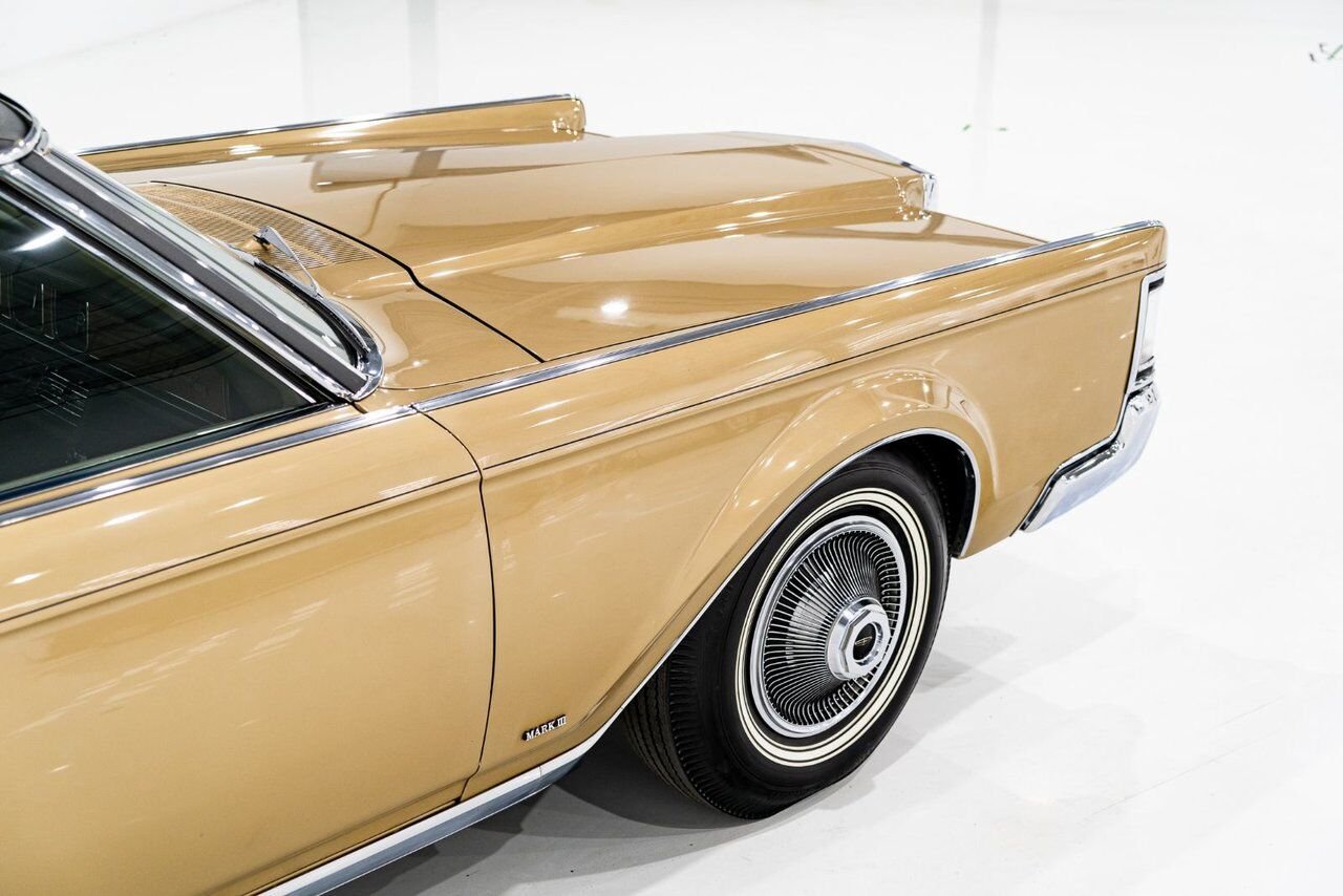 Lincoln Continental Only 687 miles from new. Unrestored example **PRICE IN USD** 1969 Or Montréal - photo #39