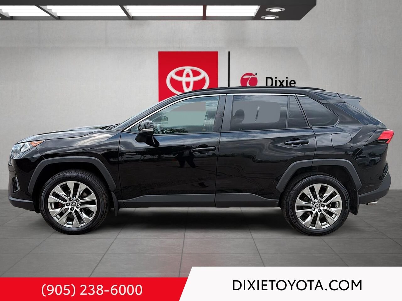 2021 Toyota RAV4 XLE PREMIUM AWD / HEATED SEATS / MOONROOF / LEATHER SURFACE / CARPLAY AND ANDROID AUTO Midnight Black Metallic Mississauga - photo #5