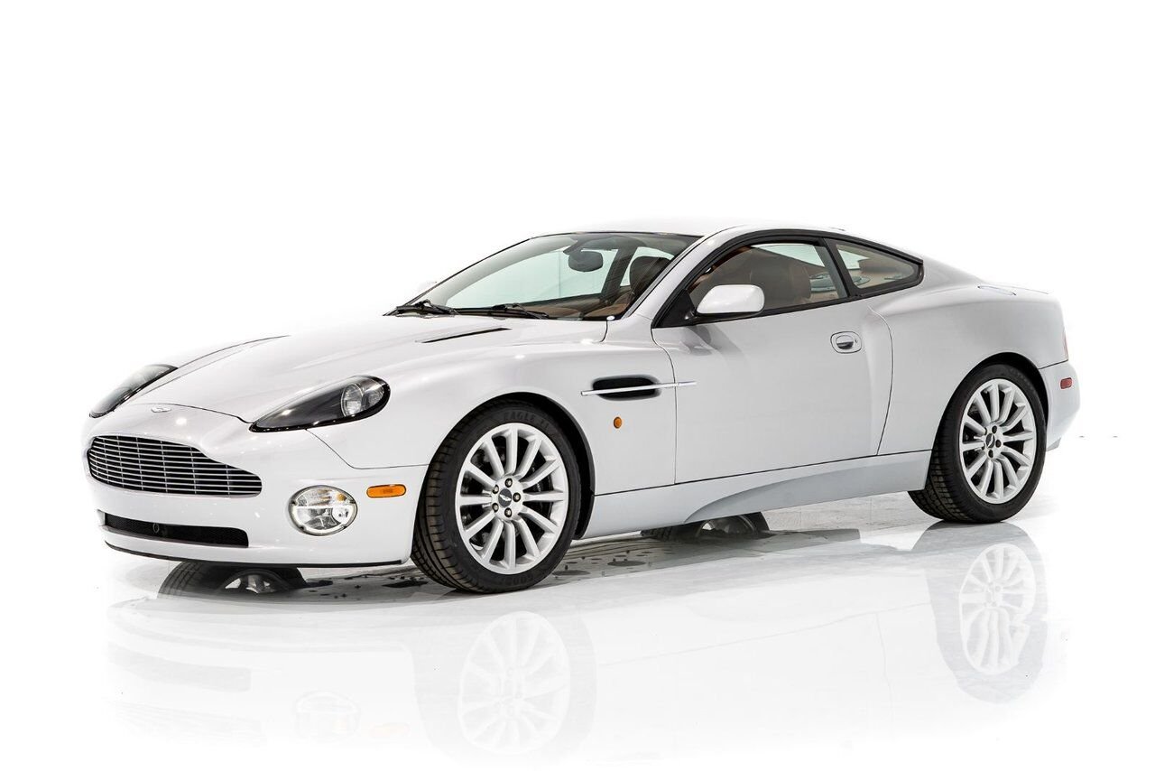 Aston Martin Vanquish PRIX EN USD | ORIGINAL MSRP OF $225,000 USD - FACTORY UPGRADE TO VANQUISH S TRANSMISSION 2003 Gris Montréal - photo #0