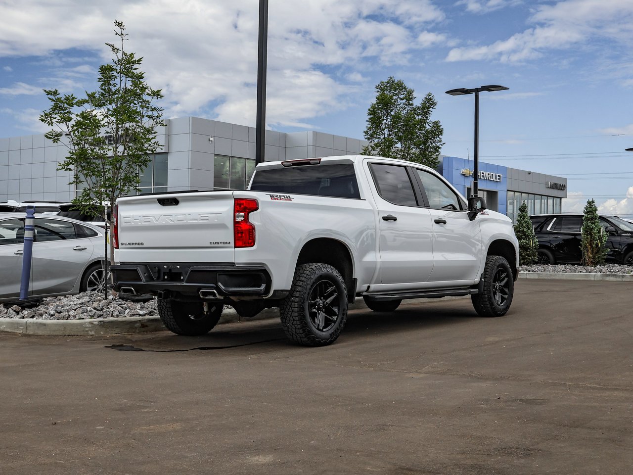 2025 Chevrolet Silverado 1500 4WD Crew Cab 147 Custom Trail Boss White Sherwood Park - photo #7