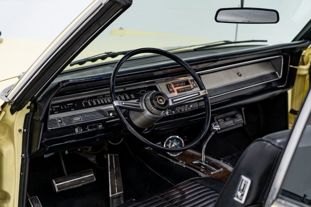 Chrysler 300 PRIX EN USD 440cu.in. Fully restored example 1968 Jaune Montréal - photo #8