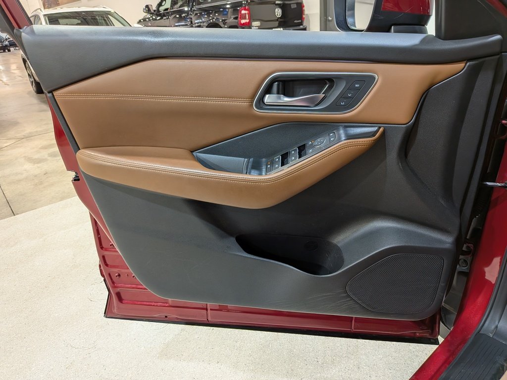 2024 Nissan Rogue AWD Platinum Red Val-David - photo #35