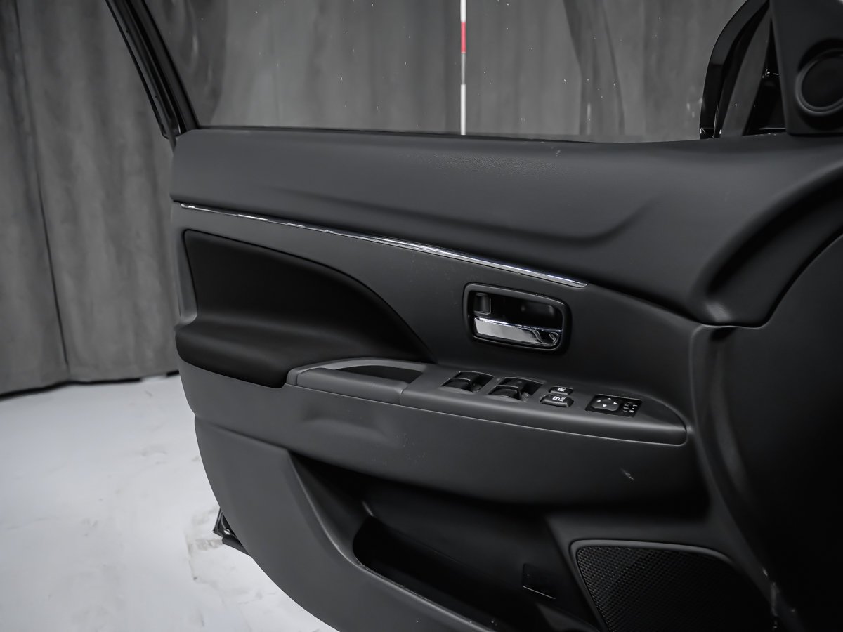 2026 Mitsubishi RVR SE Labrador Black Montreal - photo #12