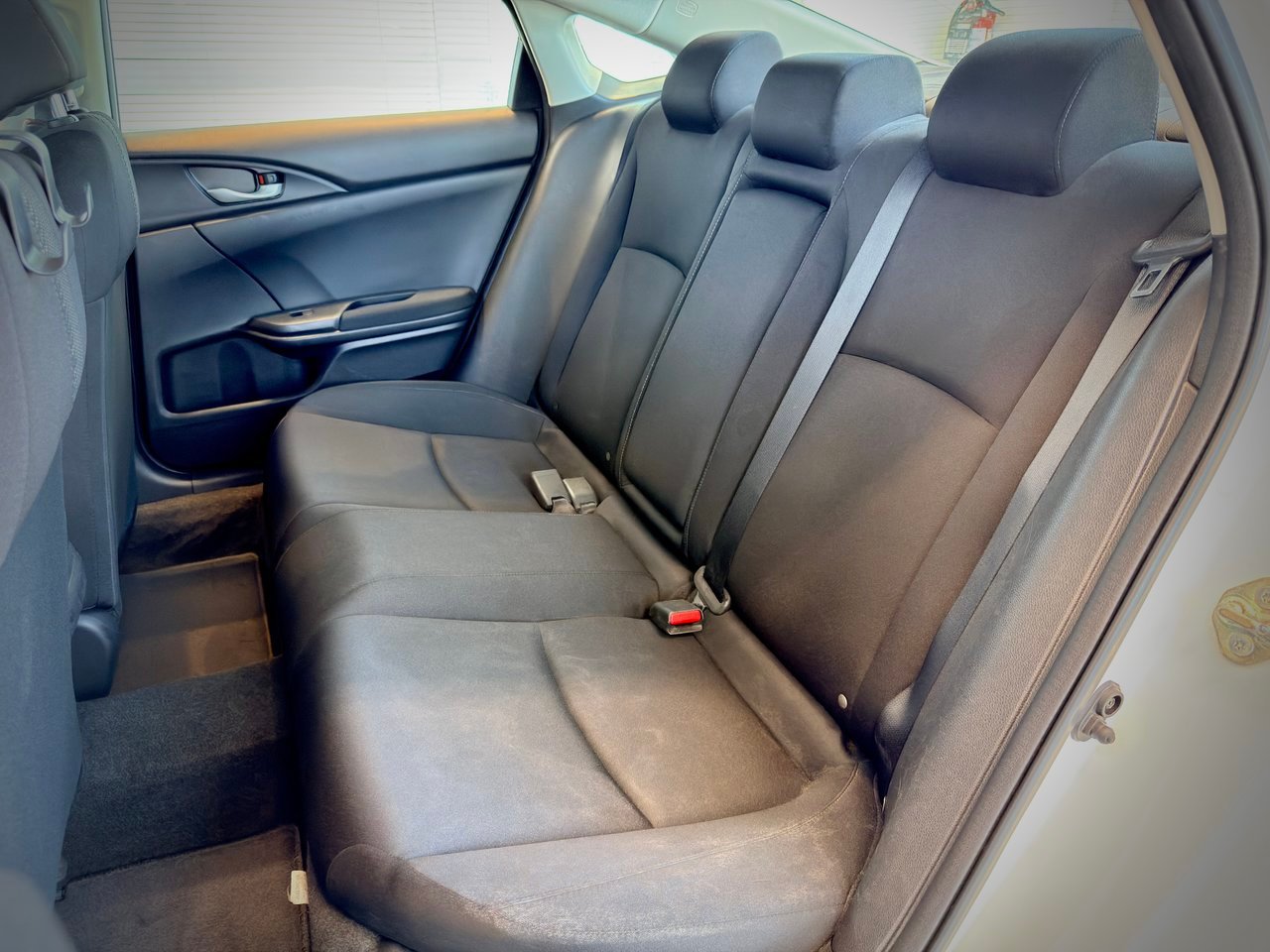 2018 Honda Civic Sedan White Notre-Dame-des-Prairies - photo #16