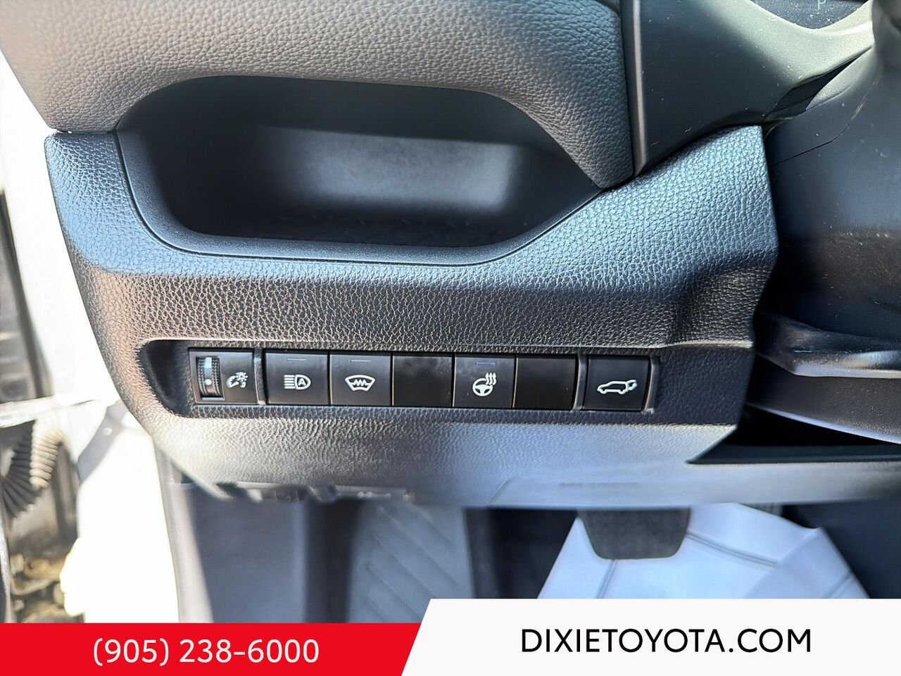 2024 Toyota RAV4 XLE AWD / HEATED SEATS / MOONROOF / ALLOY WHEELS / CARPLAY AND ANDROID AUTO Silver Mississauga - photo #12