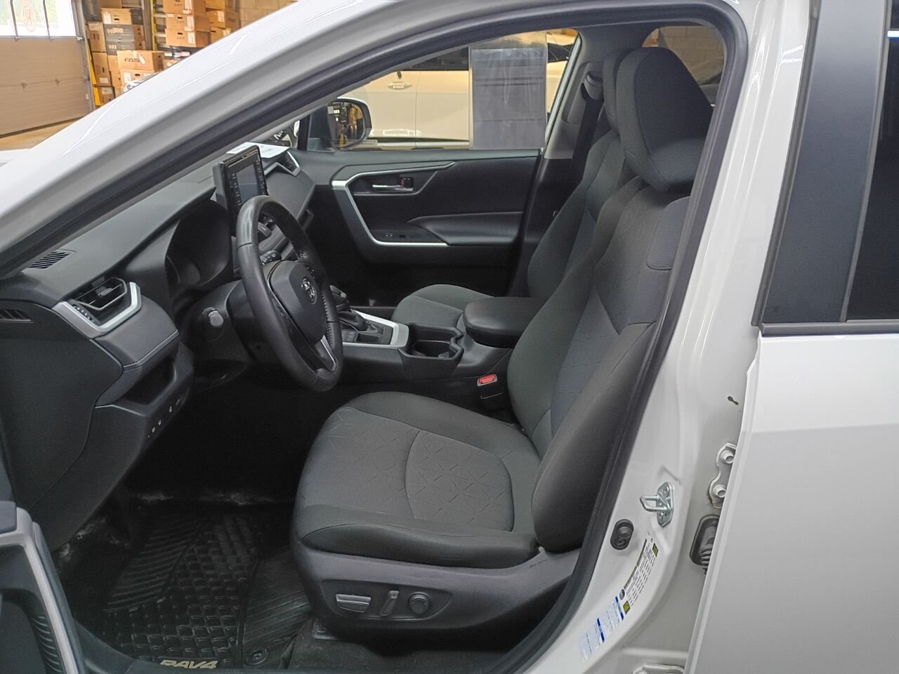 2021 Toyota RAV4 White Blainville - photo #17