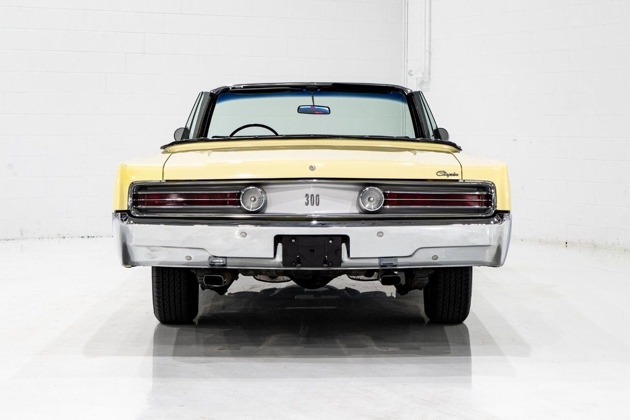 Chrysler 300 PRIX EN USD 440cu.in. Fully restored example 1968 Jaune Montréal - photo #1