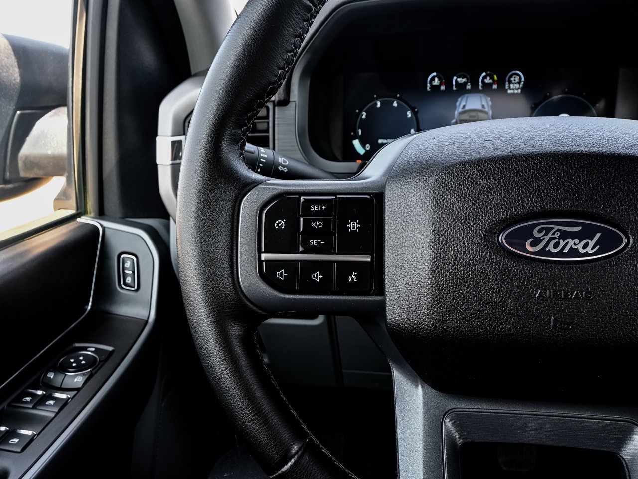 2024 Ford F-150 XLT 4WD SuperCrew 5.5' Box Black Sherwood Park - photo #20
