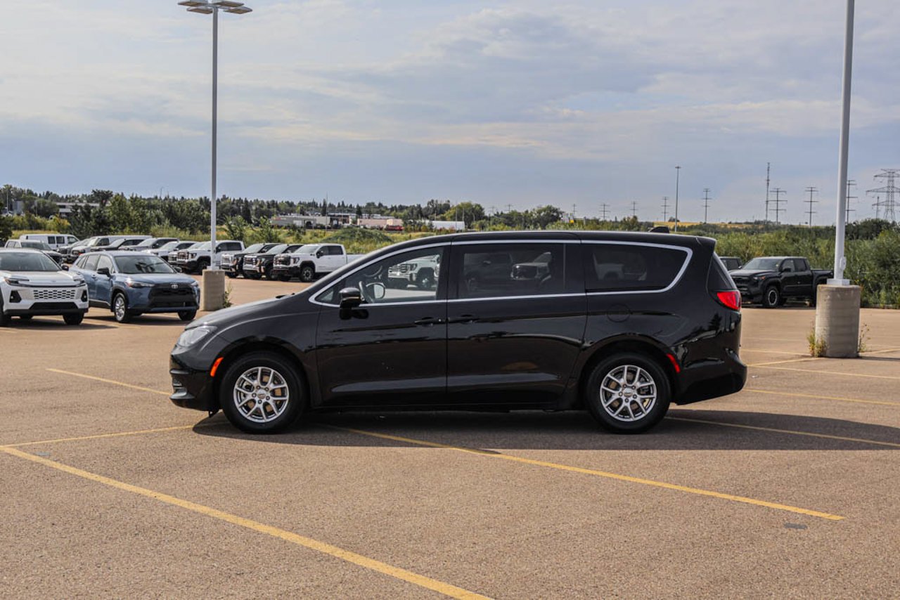 2025 Chrysler Grand Caravan SXT 2WD Black Sherwood Park - photo #4