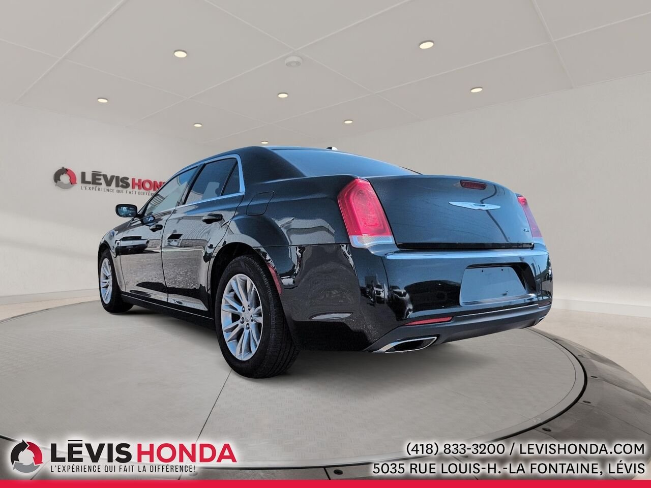 Chrysler 300 Touring Berline 4 portes tourisme, traction arrière 2015 Noir Lévis - photo #11