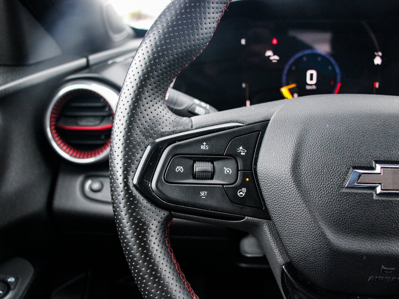 2024 Chevrolet Trax FWD 4dr 2RS Yellow Sherwood Park - photo #18