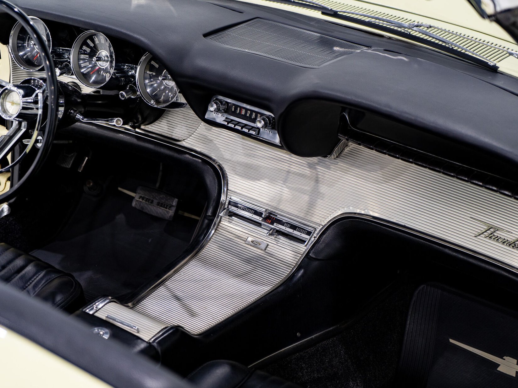 Ford Thunderbird Beautifully Presented From Older Restoration with original bill of sale 1962 Jaune Montréal - photo #10